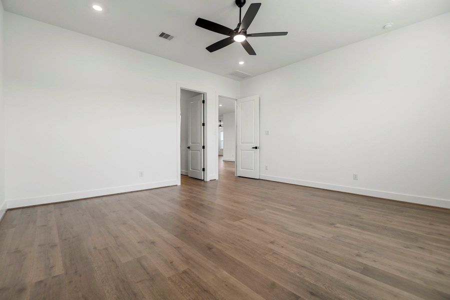 Spacious, unfurnished interior of a new home in Hallimore Ranch, Rosenberg (Image 18).