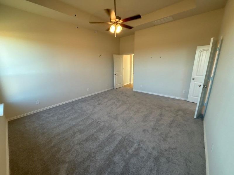 Spacious, unfurnished interior of a new home in Waterford Park, Weatherford (Image 13).