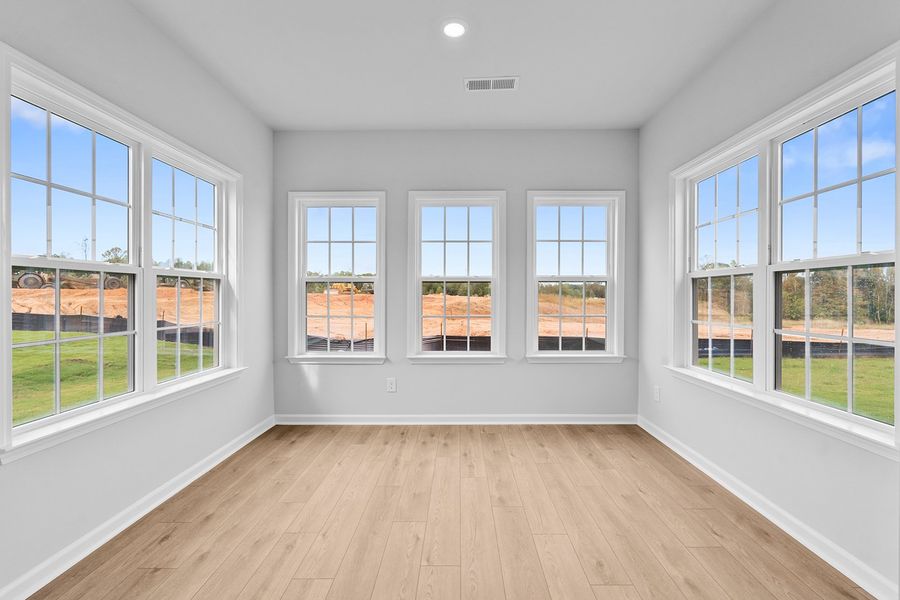 Spacious, unfurnished interior of a new home in Fieldstone, Lexington (Image 20).