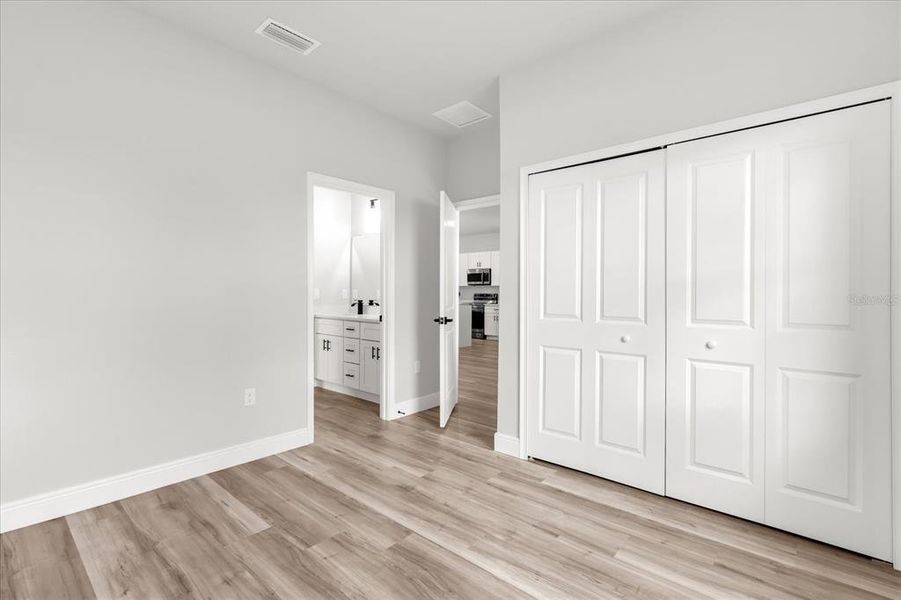 Spacious, unfurnished interior of a new home in , Ocala (Image 27).
