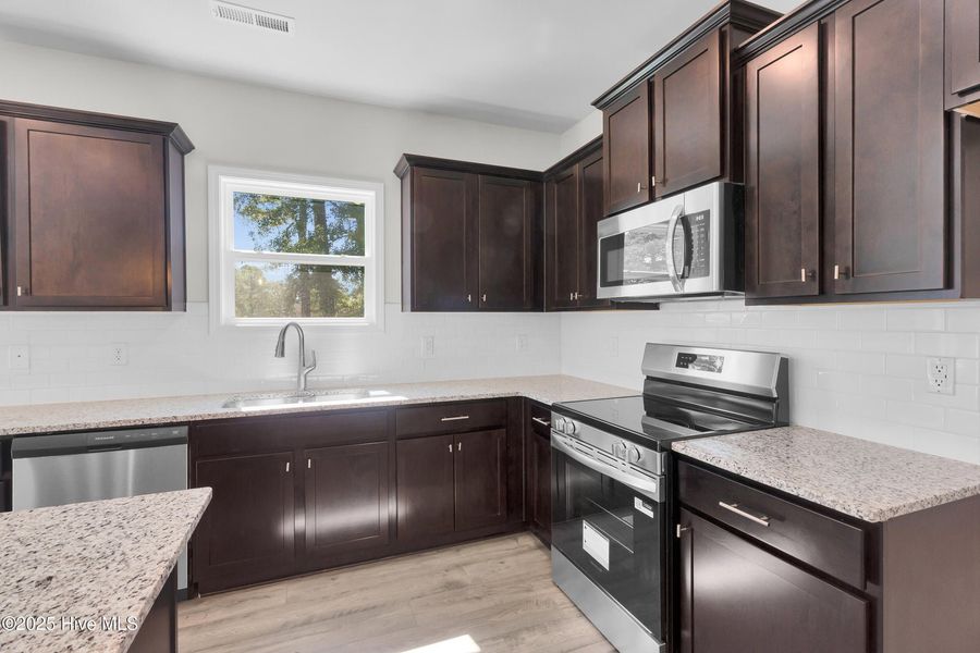 Furnished interior view inside a new home in Fairfield Harbour, New Bern (Image 8).