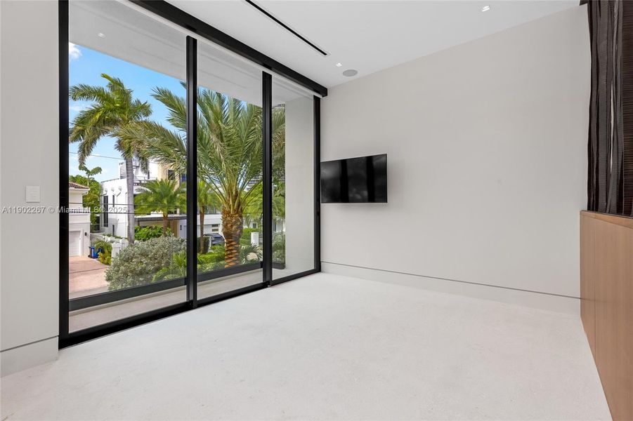 Spacious, unfurnished interior of a new home in , Fort Lauderdale (Image 22).