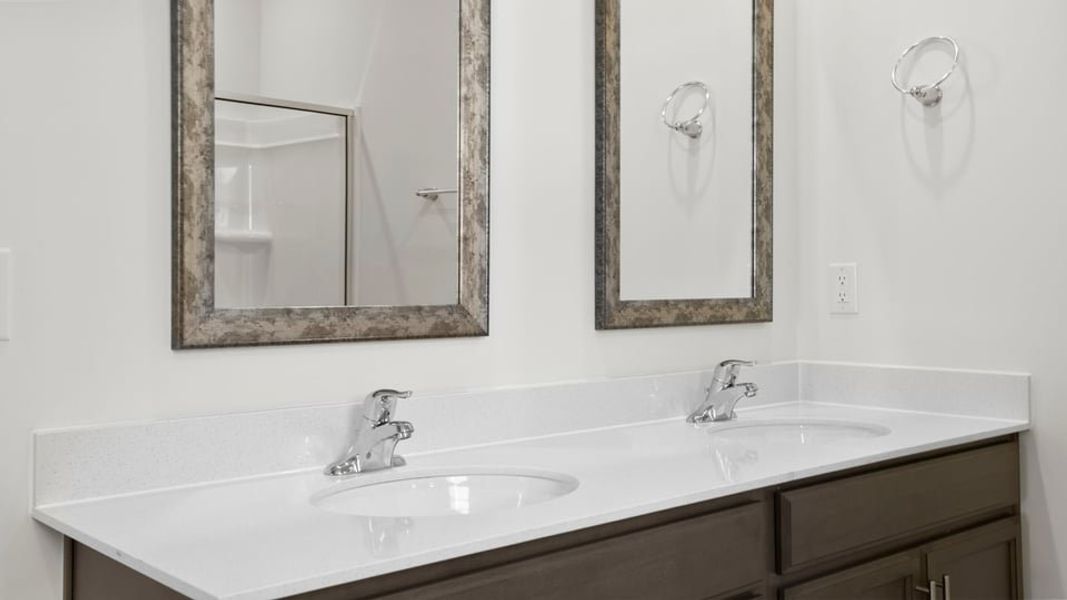Representative interior finishes for a home built from the Aria by D.R. Horton in Rocky River Ridge, Anderson (Image 13).