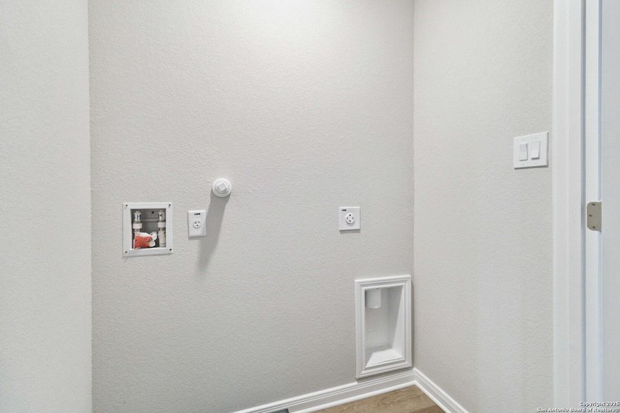 Spacious, unfurnished interior of a new home in , Converse (Image 26).