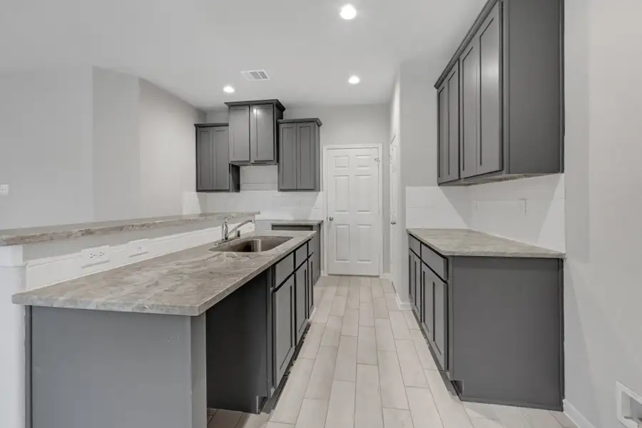 Representative furnished interior of a home built from the Floor Plan 1597 by Colina Homes in Rollingbrook Estates, Baytown (Image 8).