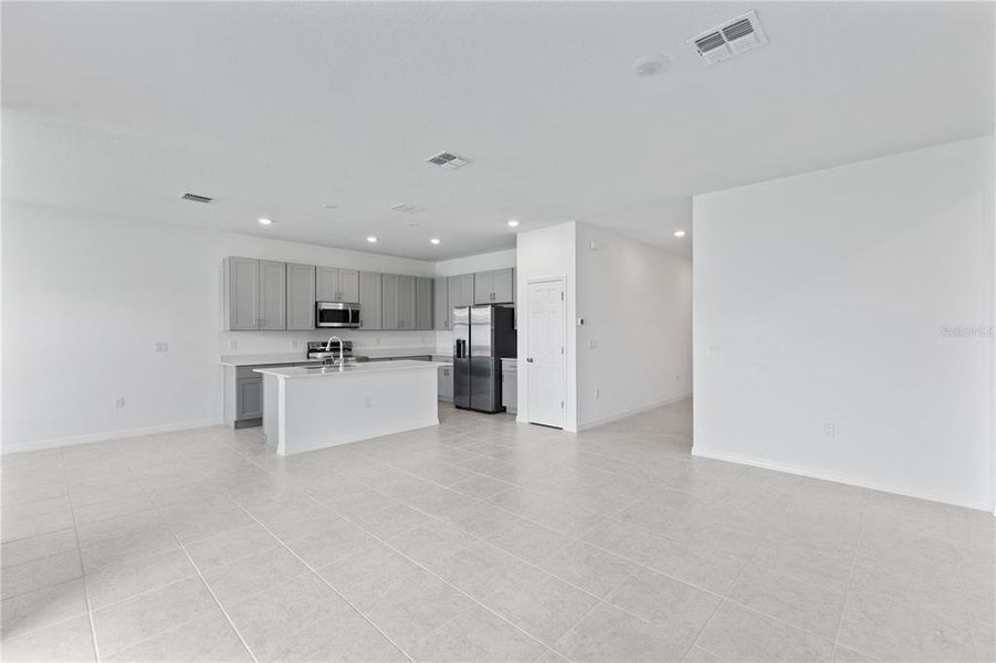Spacious, unfurnished interior of a new home in Cypress Park Estates, Haines City (Image 10).