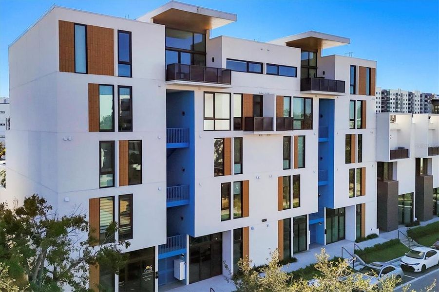 Condo located in Sarasota, FL showcasing its design and architecture (Image 3).