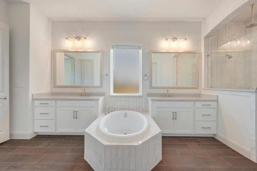 The Maidstone - Owner's Bath The Maidstone - Owner's Bath