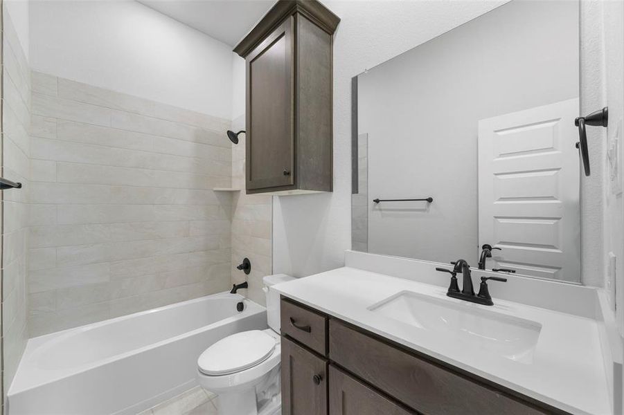 Furnished interior view inside a new home in , Waxahachie (Image 8).