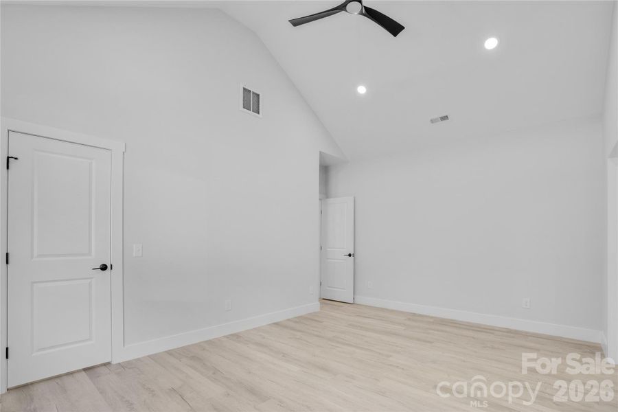Spacious, unfurnished interior of a new home in , Lincolnton (Image 8).