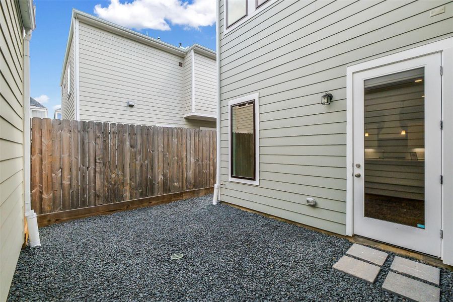 Exterior details and patio area of a home in Timbergrove Trails, Houston (Image 27).