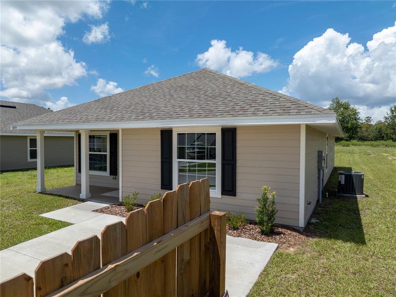Exterior details and patio area of a home in Rolling Hills, Bell (Image 1).