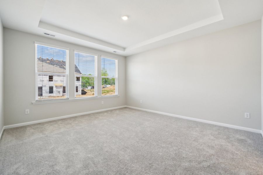 Spacious, unfurnished interior of a new home in The Coves on Lake Wylie, Charlotte (Image 12).