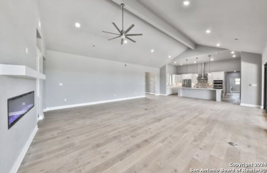 Spacious, unfurnished interior of a new home in , Bandera (Image 14).