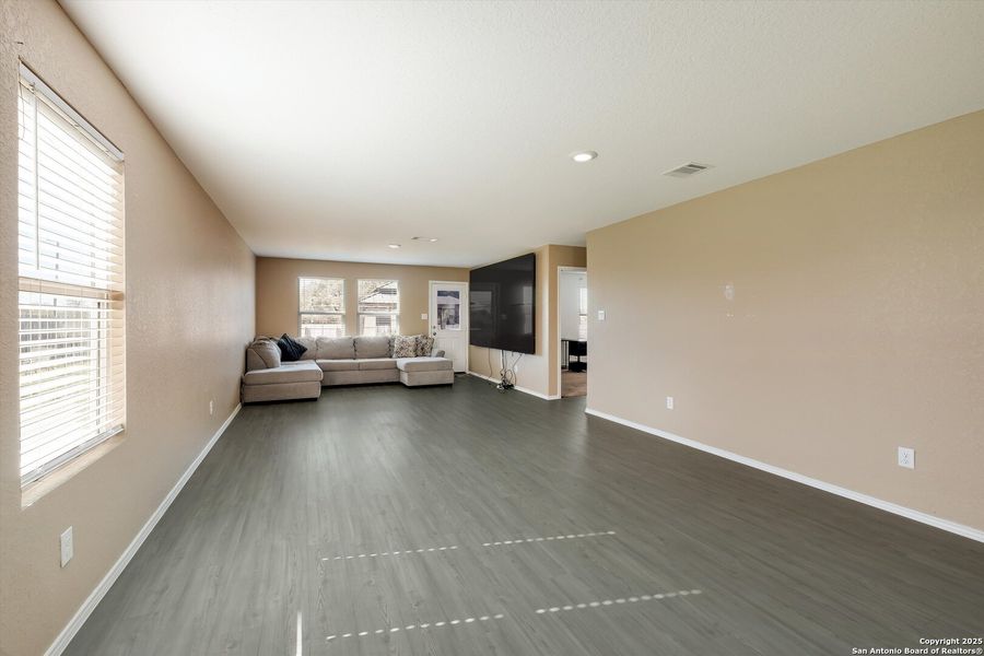 Spacious, unfurnished interior of a new home in , San Antonio (Image 18).