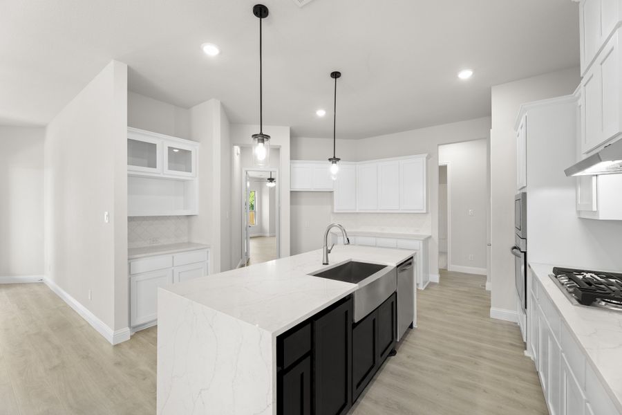 Representative furnished interior of a home built from the Cedarwood II by Sandlin Homes in Lakesong, Midlothian (Image 9).