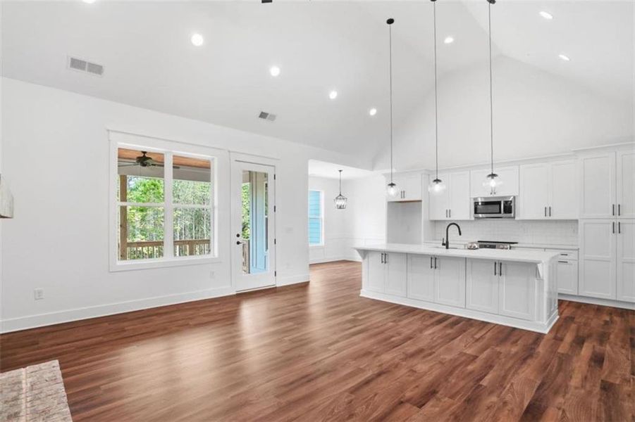 Spacious, unfurnished interior of a new home in , Jasper (Image 49).