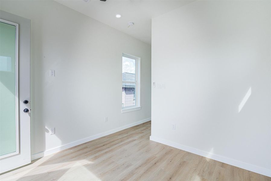 Spacious, unfurnished interior of a new home in , Galveston (Image 37).