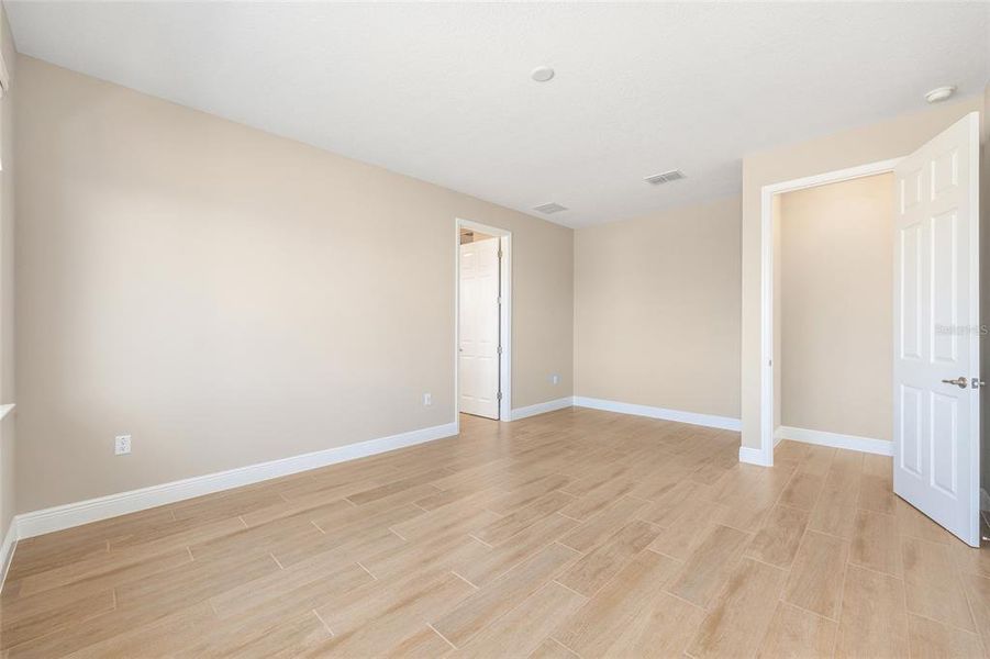 Spacious, unfurnished interior of a new home in , Ocala (Image 32).