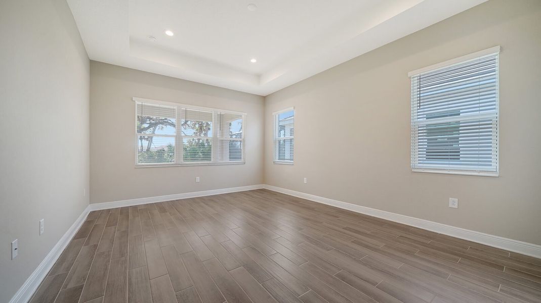 Spacious, unfurnished interior of a new home in Grand Palm, Venice (Image 29).