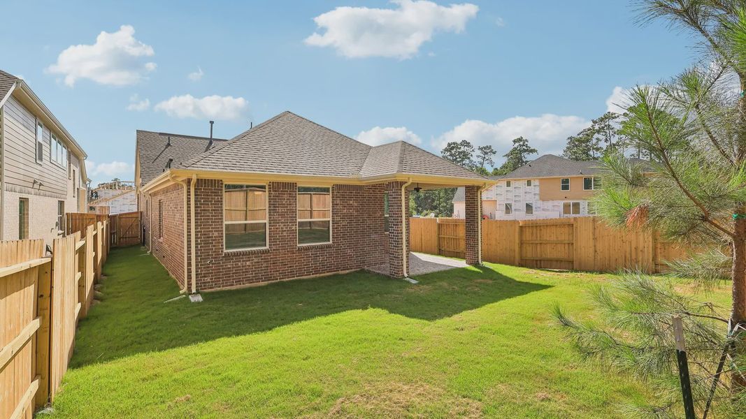 Exterior details and patio area of a home in Evergreen 40s, Conroe (Image 18).