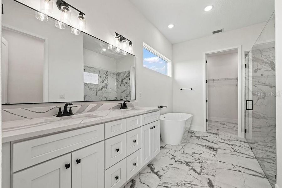 Furnished interior view inside a new home in , Lake Alfred (Image 9).