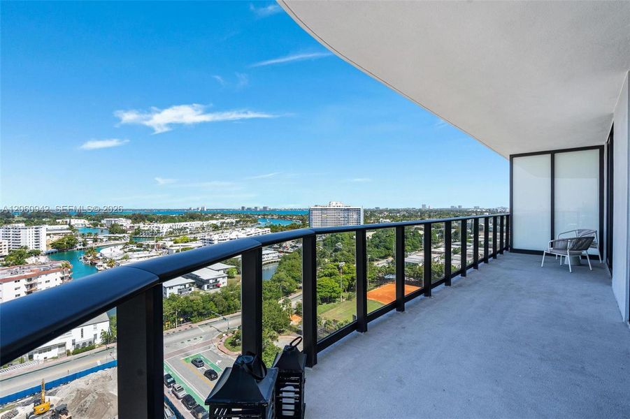 Condo located in Miami Beach, FL showcasing its design and architecture (Image 37).