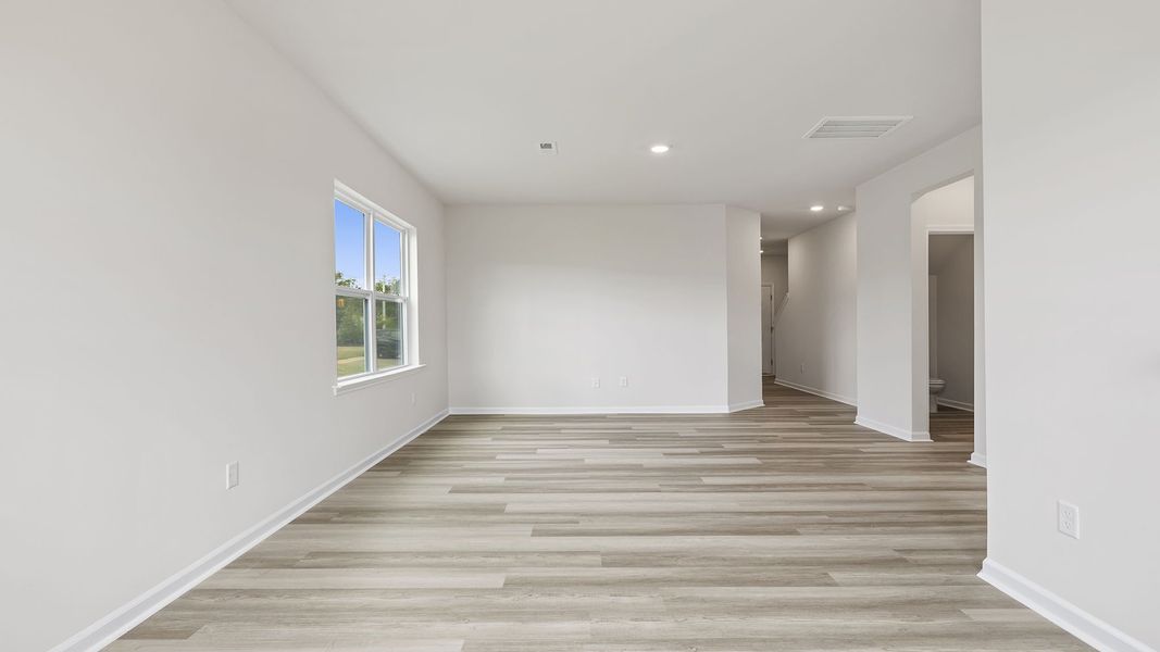 Spacious, unfurnished interior of a new home in Tanglewood Townes, Greenville (Image 16).