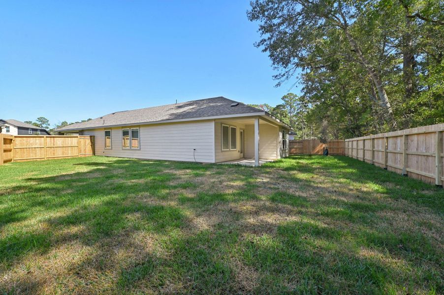 Exterior details and patio area of a home in Montgomery Oaks - Premier, Conroe (Image 2).