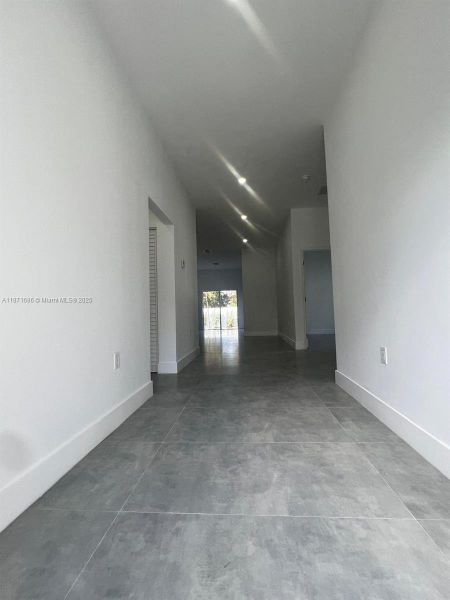 Spacious, unfurnished interior of a new home in , Fort Lauderdale (Image 9).
