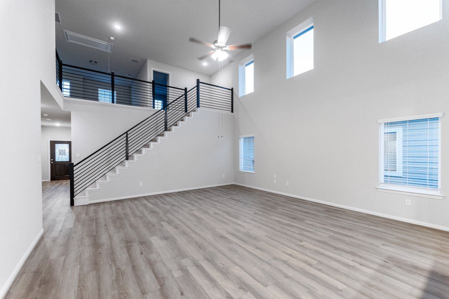 Spacious, unfurnished interior of a new home in Hennersby Hollow, San Antonio (Image 12).