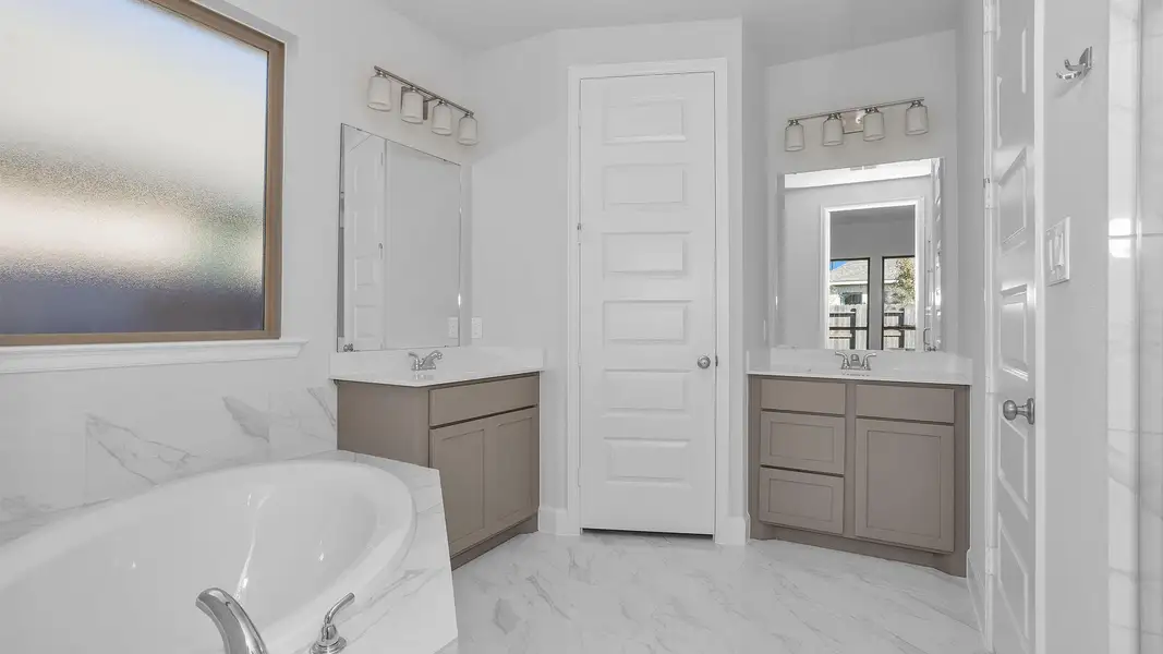 Furnished interior view inside a new home in Valencia, Manvel (Image 7).