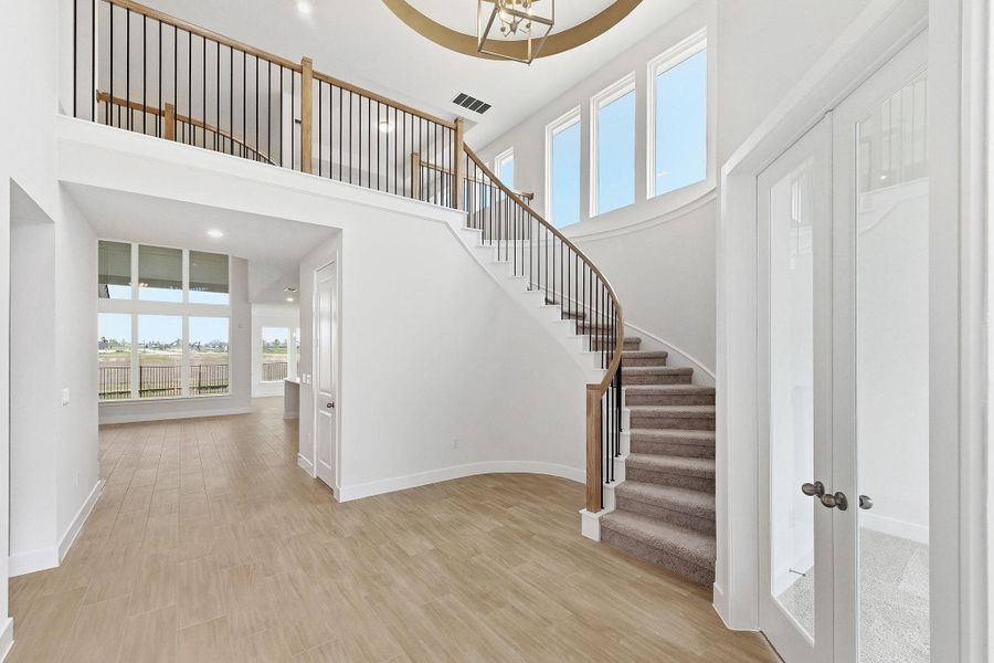 Spacious, unfurnished interior of a new home in The Colony, Bastrop (Image 35).