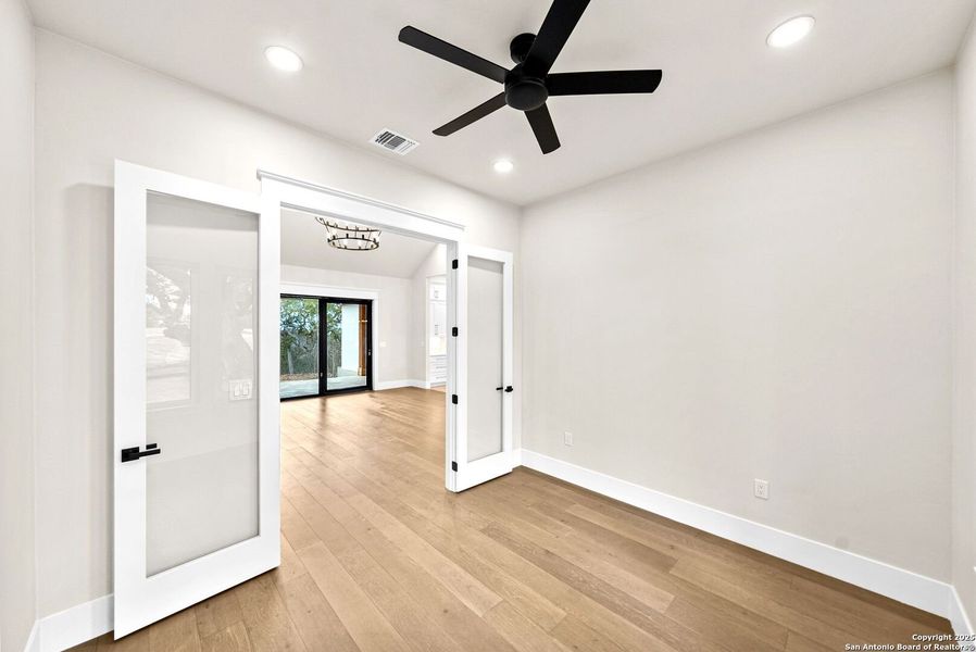 Spacious, unfurnished interior of a new home in , Bandera (Image 43).