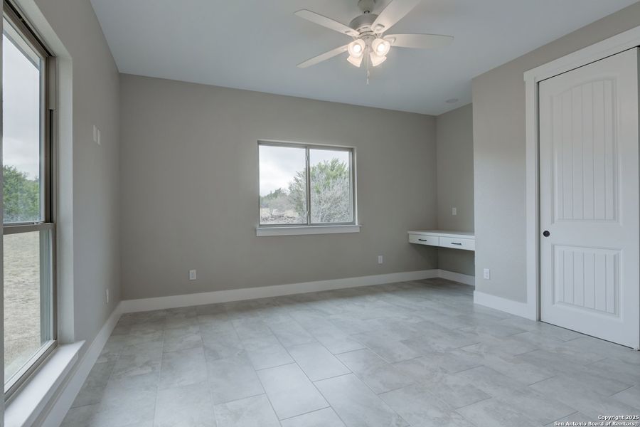 Spacious, unfurnished interior of a new home in , Bandera (Image 19).