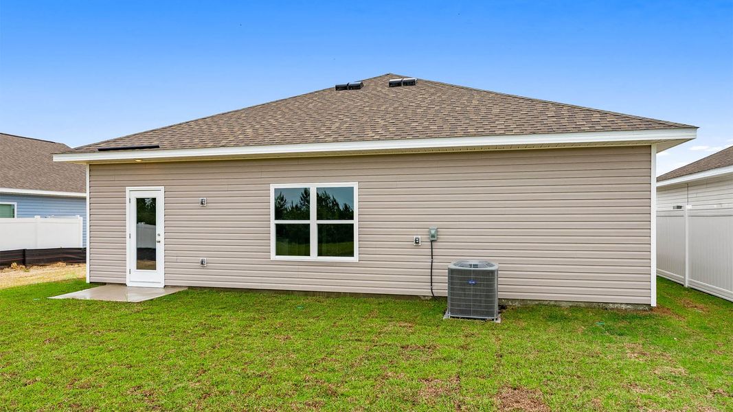 Exterior details and patio area of a home in Liberty, Panama City (Image 3).