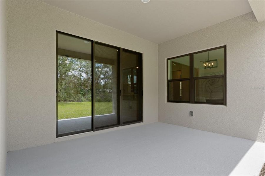 Exterior details and patio area of a home in , Dunnellon (Image 27).