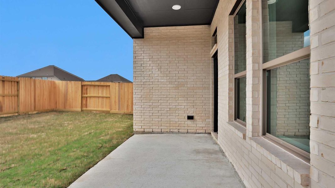 Exterior details and patio area of a home in Candela, Richmond (Image 3).