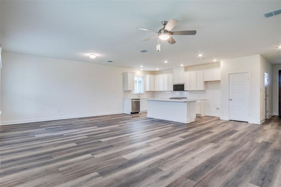 Spacious, unfurnished interior of a new home in Sierra Vista at Kelly Ranch, Aledo (Image 11). Spacious, unfurnished interior of a new home in Sierra Vista at Kelly Ranch, Aledo (Image 11).