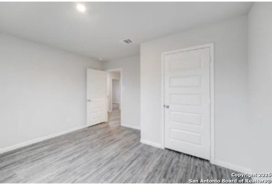 Spacious, unfurnished interior of a new home in Las Colinas, Kenedy (Image 11).