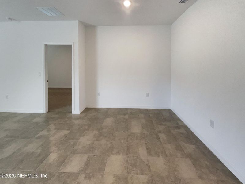 Spacious, unfurnished interior of a new home in Coopers Meadow, Jacksonville (Image 15).
