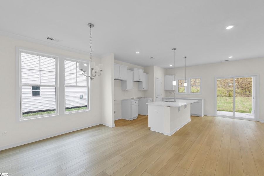 Spacious, unfurnished interior of a new home in Lynbrook, Boiling Springs (Image 10).