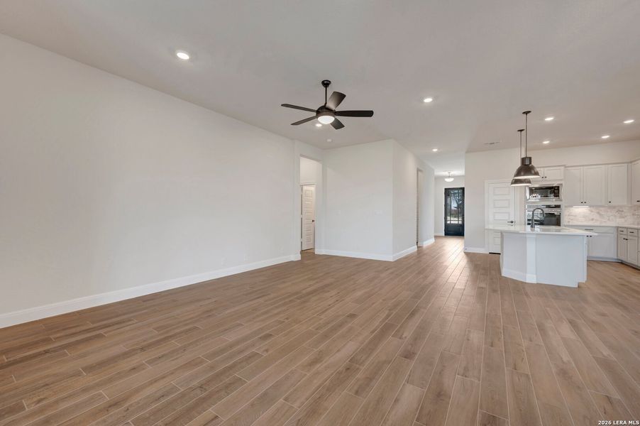 Spacious, unfurnished interior of a new home in Davis Ranch 50', San Antonio (Image 40).