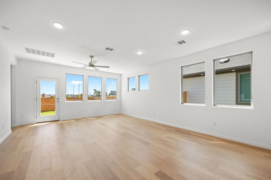 Spacious, unfurnished interior of a new home in Trinity Ranch, Elgin (Image 16).