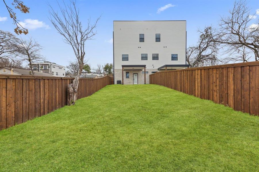 Exterior details and patio area of a home in , Dallas (Image 4).