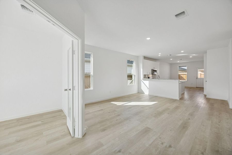 Spacious, unfurnished interior of a new home in Stokesbury, Waller (Image 23).