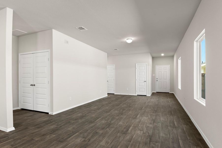 Spacious, unfurnished interior of a new home in Cloverleaf, Austin (Image 18).
