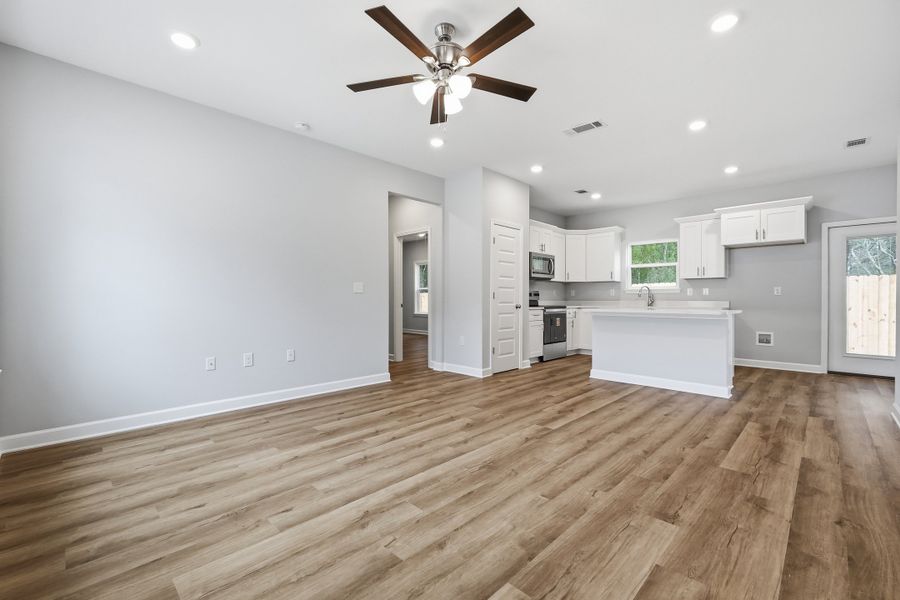 Spacious, unfurnished interior of a new home in Live Oak Cottages, Freeport (Image 30).