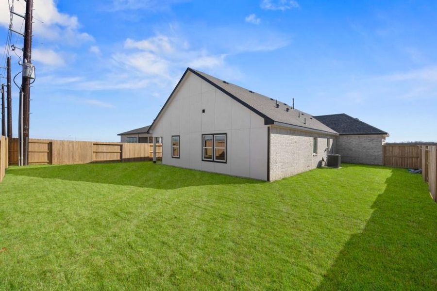 Exterior details and patio area of a home in Ashland, Angleton (Image 4).