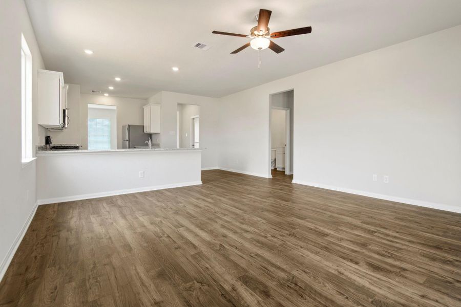 Spacious, unfurnished interior of a new home in Trails at Cochran Ranch, Waller (Image 11).